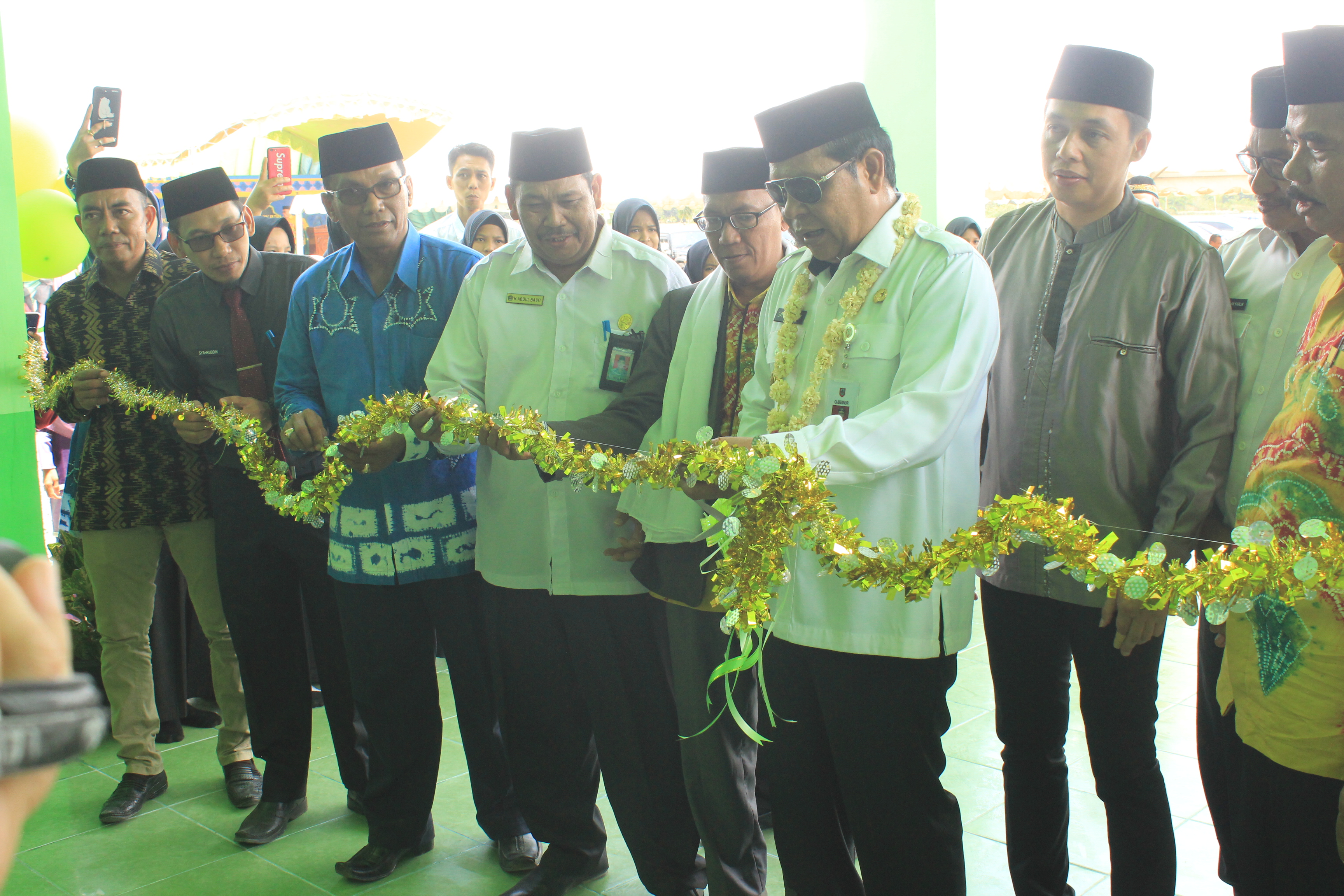 Gubernur Kalimantan Selatan H. Sahbirin Noor Resmikan Gedung Baru Ponpes Azzikra DDI